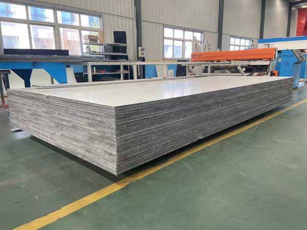 CFRTP材料闆更(geng)耐高溫可(ke)與高強度(dù)鋼媲美